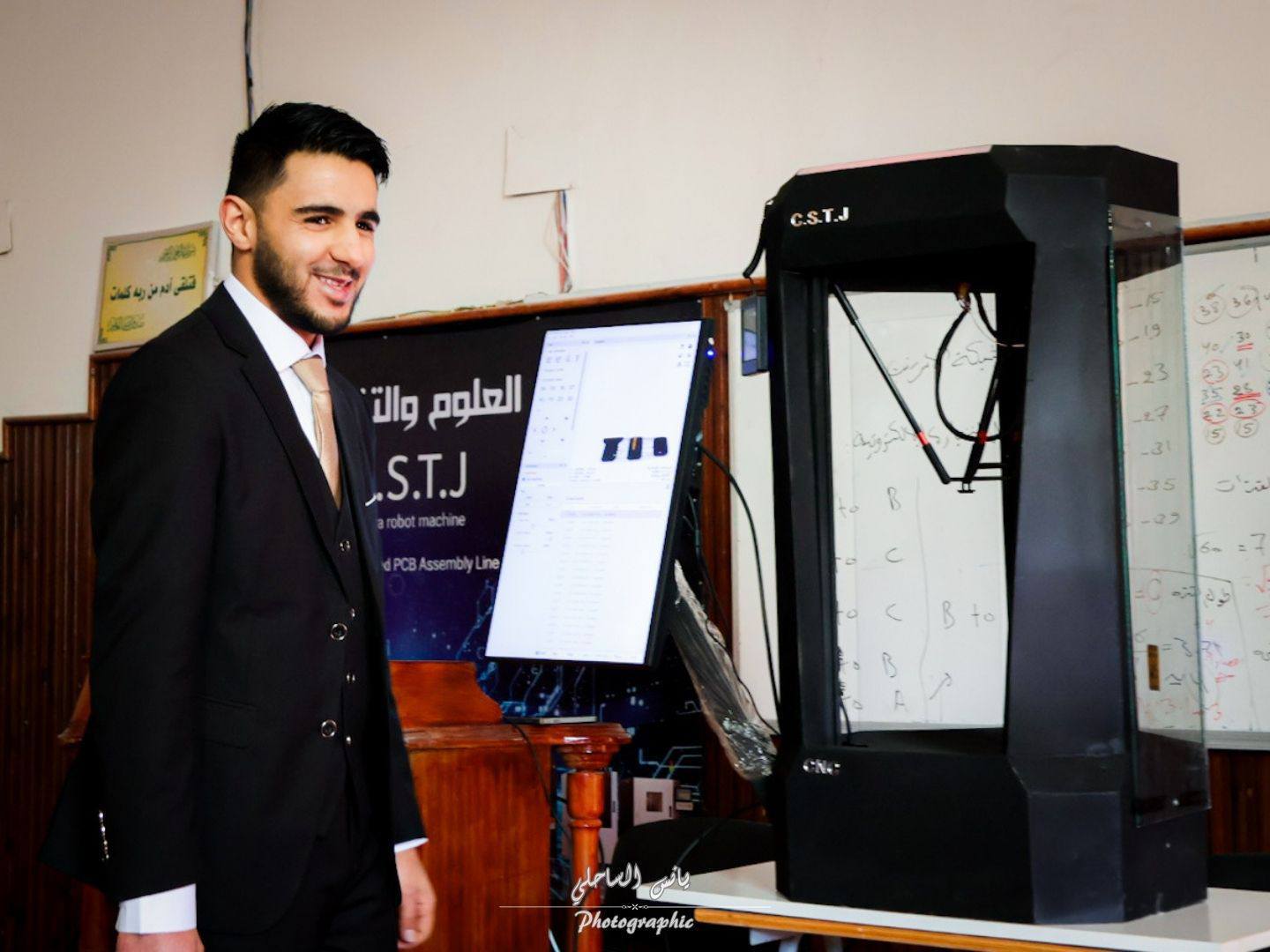 مناقشة مشروع تخرج بكلية العلوم والتقنية جادو حول تصميم روبوت دلتا CNC