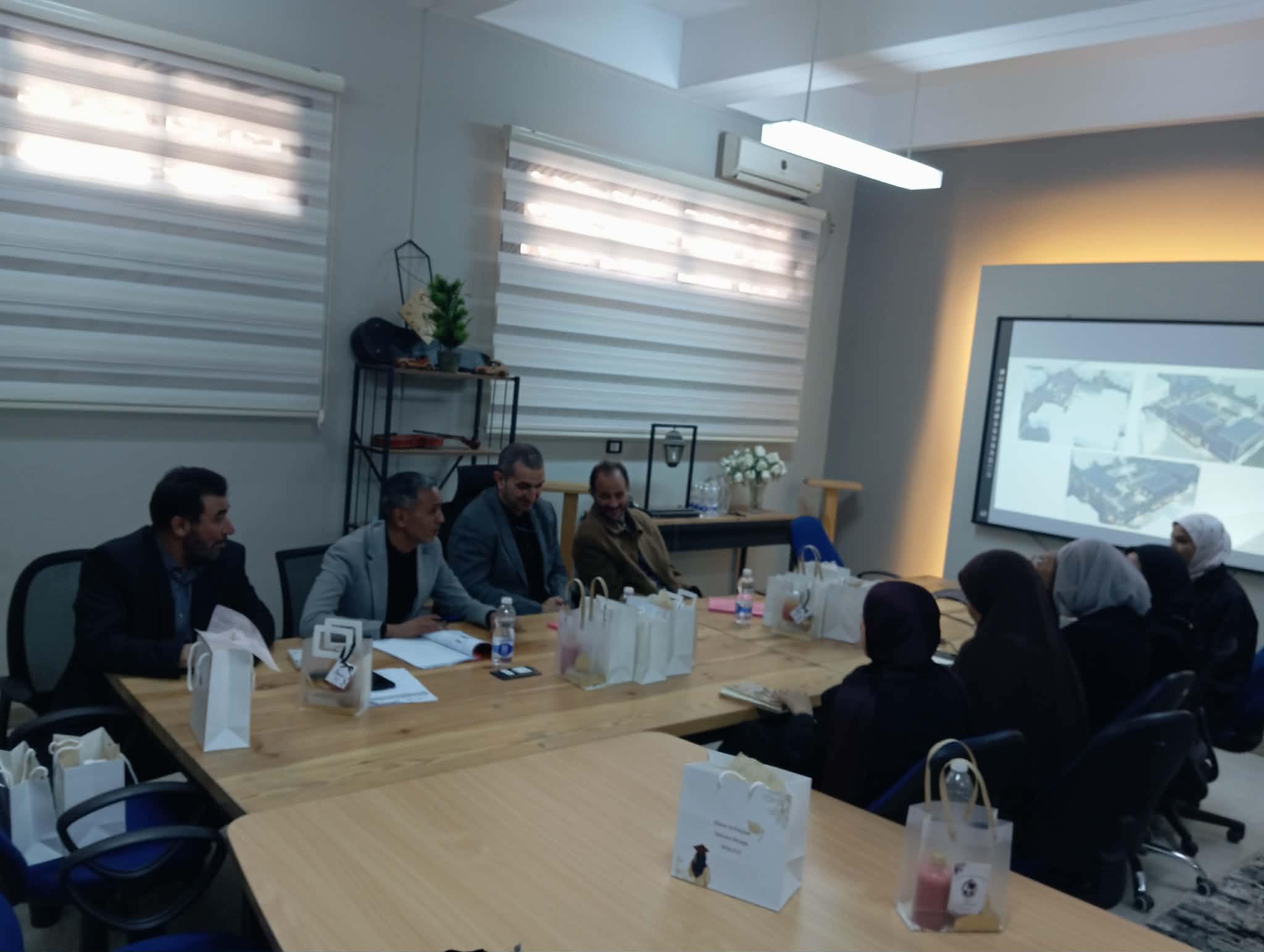 طالبات المعهد العالي لتقنيات الفنون بطرابلس يبتكرن مشروعاً لتصميم قاعات دراسية من (الحاويات المُعاد تدويرها)