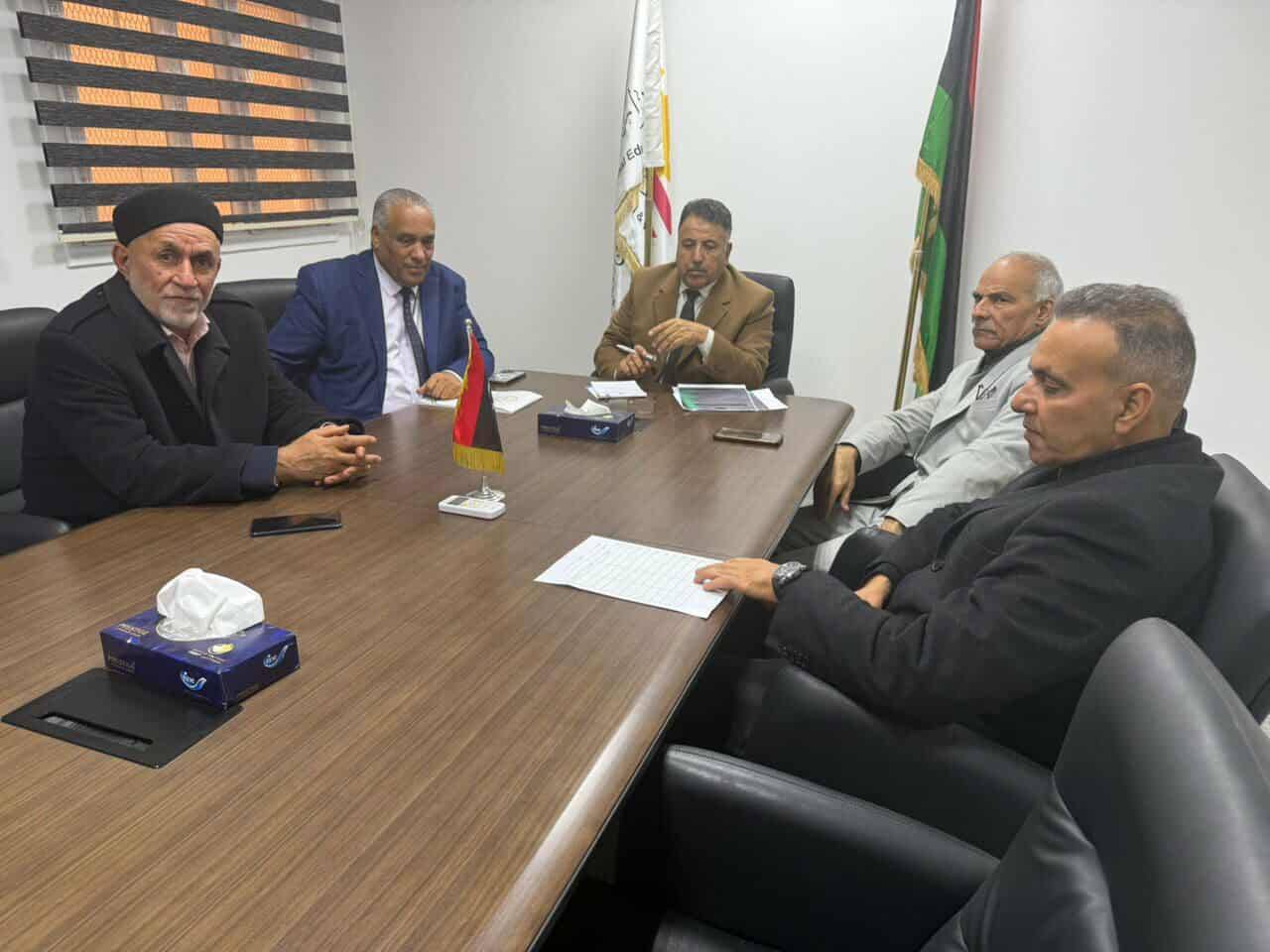 "السيفاو" وزير التعليم التقني والفني يبحث مع عميد بلدية قصر بن غشير أوضاع المؤسسات التعليمية بالمنطقة